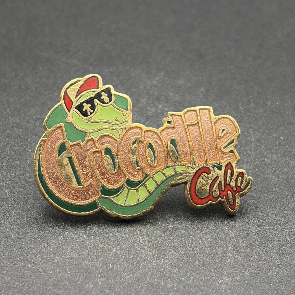 Crocodile Cafe Restaurant Sunglasses Lapel Hat‎ Pin
